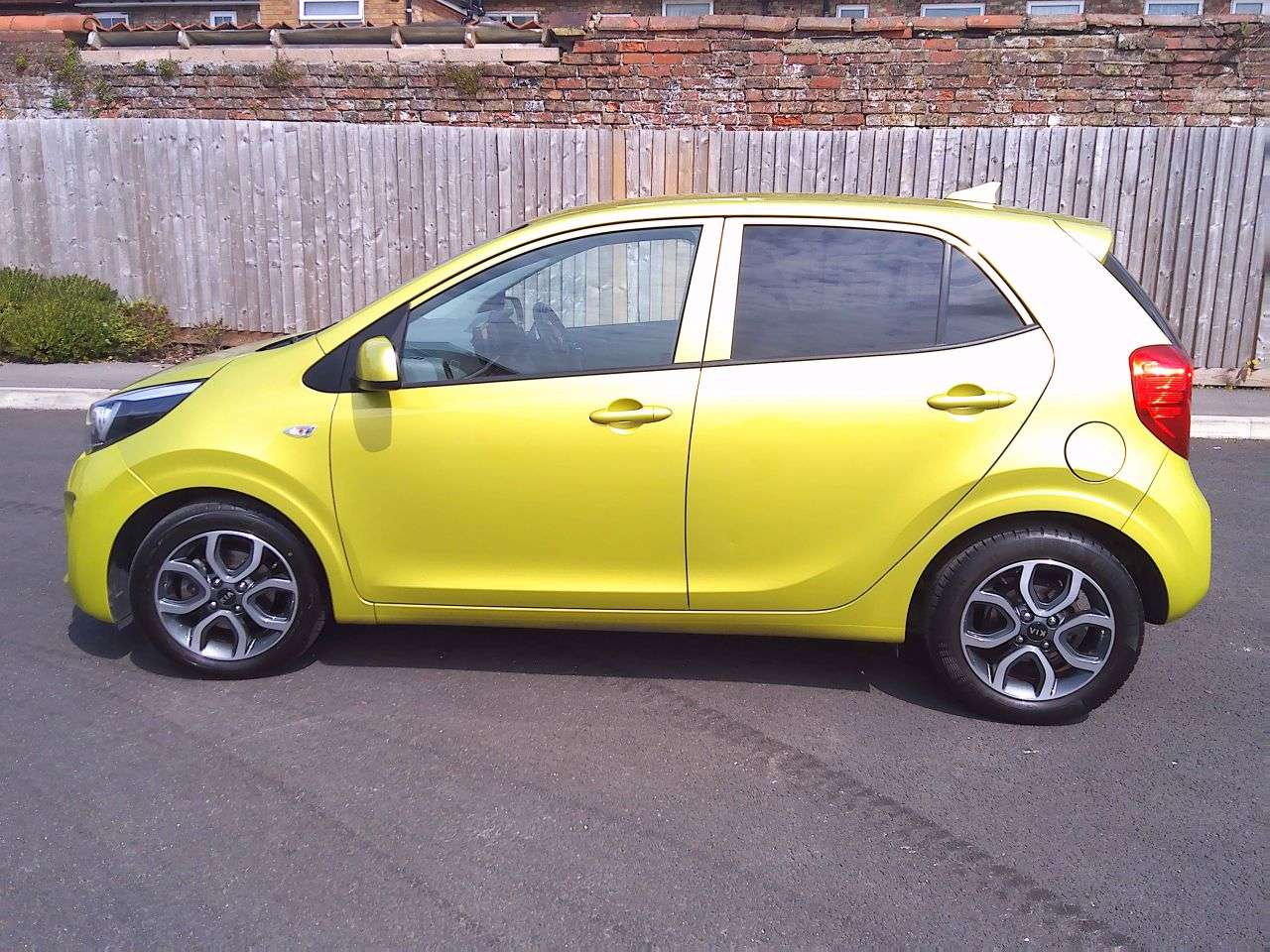 A 2020 KIA PICANTO 1.0 Zest Hatchback 5dr Petrol Manual Euro 6 (s/s) (4Seat) (66 bhp) FSH WITH A 2020 KIA PICANTO 1.0 Zest Hatchback 5dr Petrol Manual Euro 6 (s/s) (4Seat) (66 bhp) FSH WITH