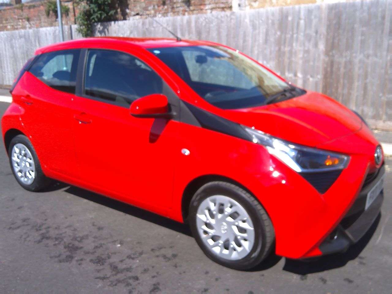 A 2021 TOYOTA AYGO 1.0 VVT-i x-play Hatchback 5dr Petrol x-shift Euro 6 (Safety Sense) (71 ps) A 2021 TOYOTA AYGO 1.0 VVT-i x-play Hatchback 5dr Petrol x-shift Euro 6 (Safety Sense) (71 ps)