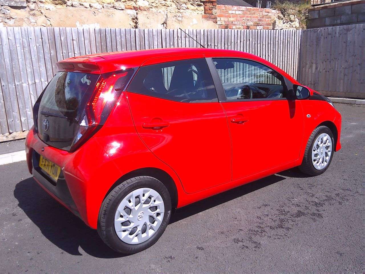 A 2021 TOYOTA AYGO 1.0 VVT-i x-play Hatchback 5dr Petrol x-shift Euro 6 (Safety Sense) (71 ps) A 2021 TOYOTA AYGO 1.0 VVT-i x-play Hatchback 5dr Petrol x-shift Euro 6 (Safety Sense) (71 ps)
