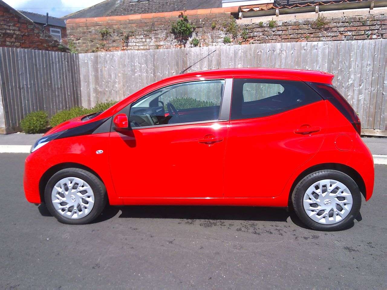 A 2021 TOYOTA AYGO 1.0 VVT-i x-play Hatchback 5dr Petrol x-shift Euro 6 (Safety Sense) (71 ps) A 2021 TOYOTA AYGO 1.0 VVT-i x-play Hatchback 5dr Petrol x-shift Euro 6 (Safety Sense) (71 ps)