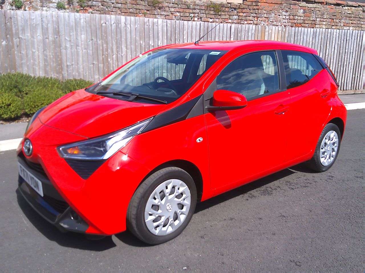 A 2021 TOYOTA AYGO 1.0 VVT-i x-play Hatchback 5dr Petrol x-shift Euro 6 (Safety Sense) (71 ps) A 2021 TOYOTA AYGO 1.0 VVT-i x-play Hatchback 5dr Petrol x-shift Euro 6 (Safety Sense) (71 ps)