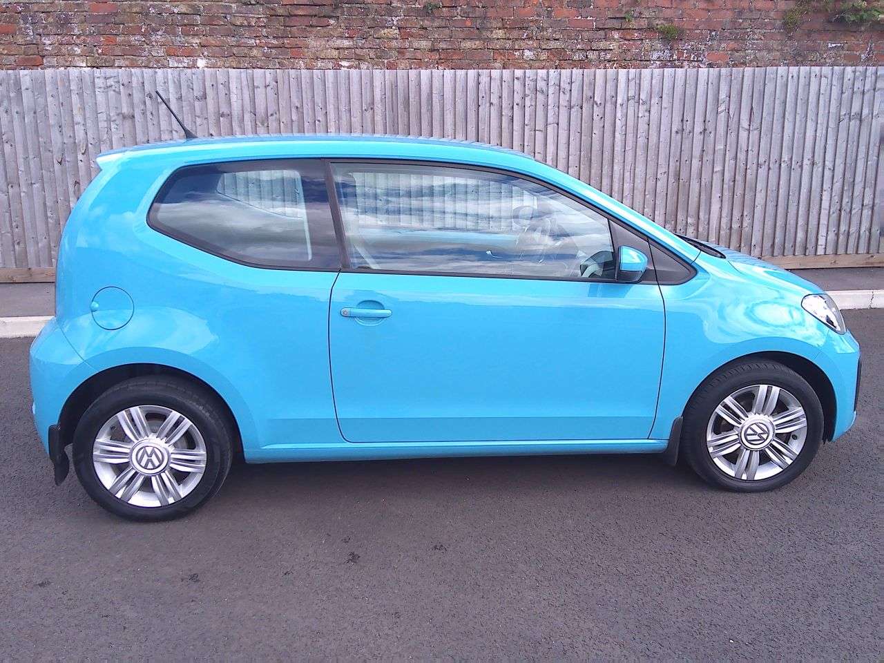 A 2017 VOLKSWAGEN UP! 1.0 High up! Hatchback 3dr Petrol Manual Euro 6 (s/s) (75 ps) FURTHER SERVI A 2017 VOLKSWAGEN UP! 1.0 High up! Hatchback 3dr Petrol Manual Euro 6 (s/s) (75 ps) FURTHER SERVI