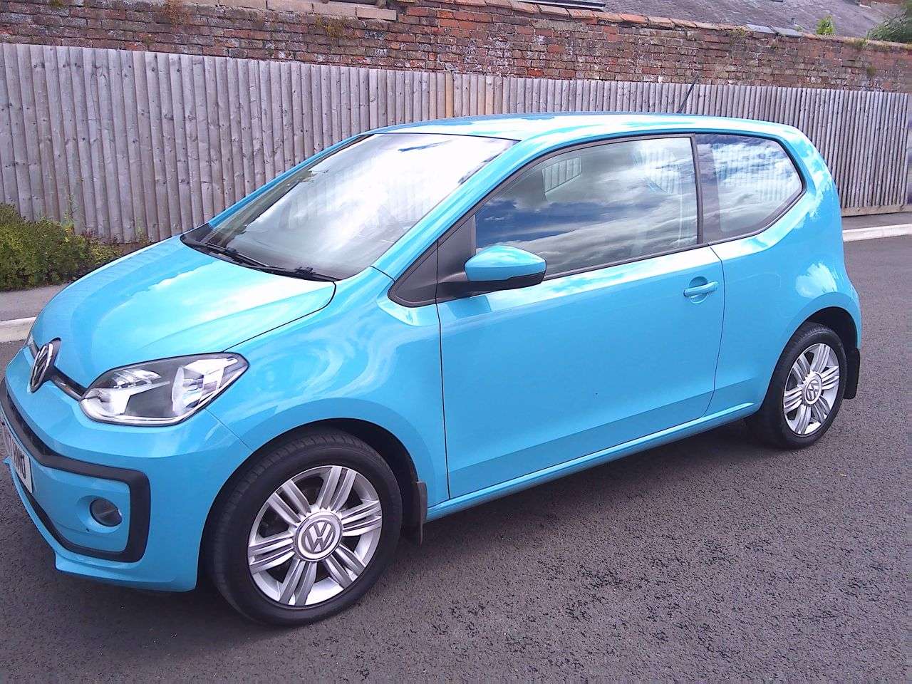 A 2017 VOLKSWAGEN UP! 1.0 High up! Hatchback 3dr Petrol Manual Euro 6 (s/s) (75 ps) FURTHER SERVI A 2017 VOLKSWAGEN UP! 1.0 High up! Hatchback 3dr Petrol Manual Euro 6 (s/s) (75 ps) FURTHER SERVI