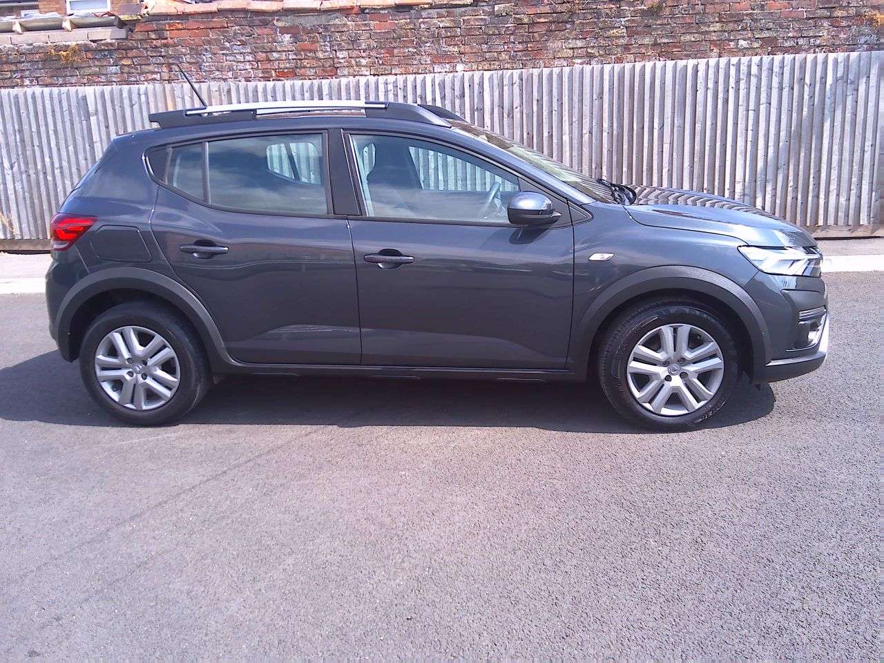 A 2022 DACIA SANDERO STEPWAY 1.0 TCe Comfort Hatchback 5dr Petrol Manual Euro 6 (s/s) (90 ps) FSH + 12M A 2022 DACIA SANDERO STEPWAY 1.0 TCe Comfort Hatchback 5dr Petrol Manual Euro 6 (s/s) (90 ps) FSH + 12M