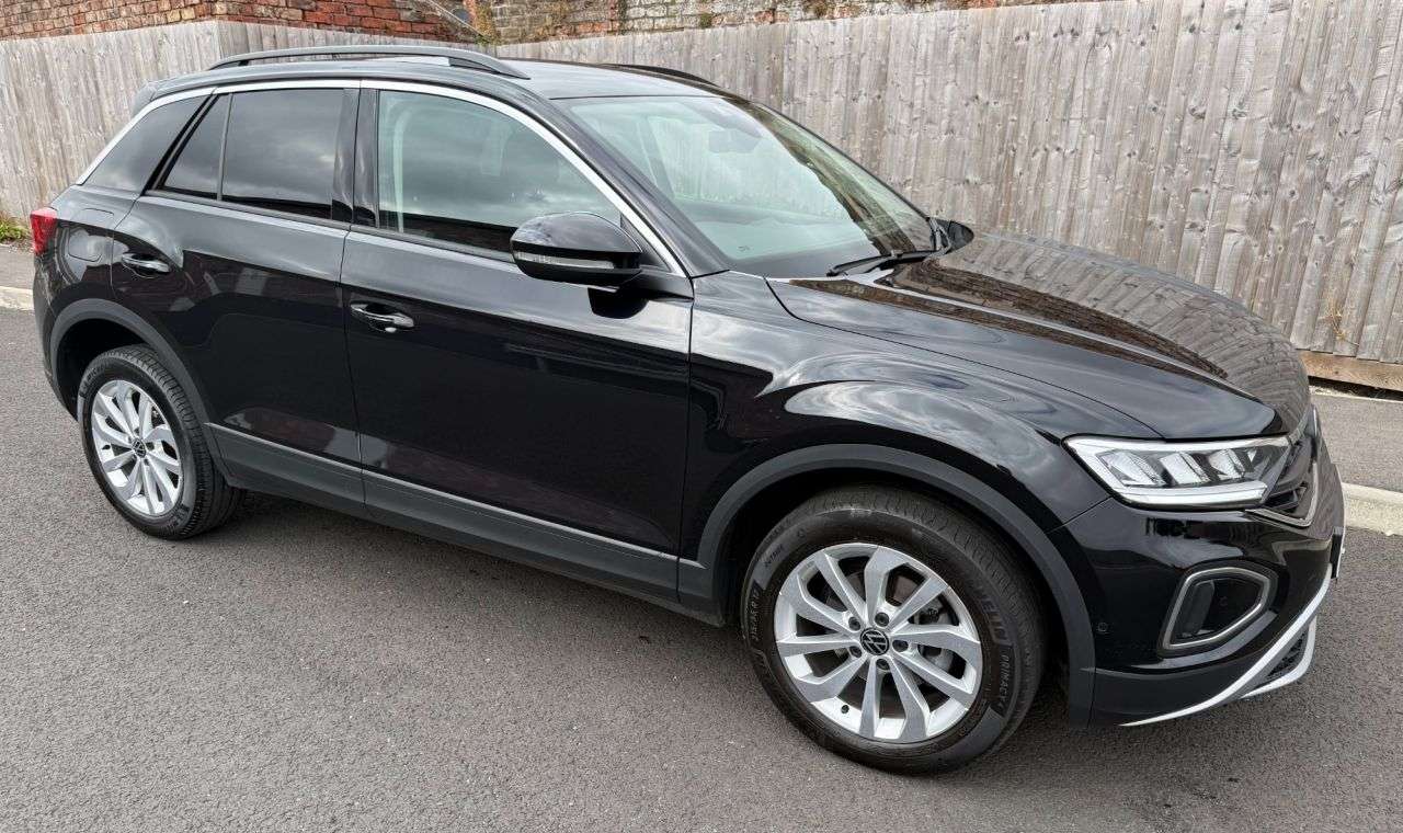 A 2022 VOLKSWAGEN T-ROC 1.0 TSI Life SUV 5dr Petrol Manual Euro 6 (s/s) (110 ps) CLIMATE CONTROL+CR A 2022 VOLKSWAGEN T-ROC 1.0 TSI Life SUV 5dr Petrol Manual Euro 6 (s/s) (110 ps) CLIMATE CONTROL+CR