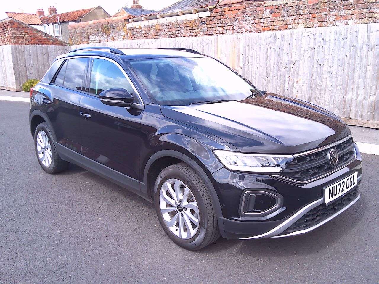 A 2022 VOLKSWAGEN T-ROC 1.0 TSI Life SUV 5dr Petrol Manual Euro 6 (s/s) (110 ps) CLIMATE CONTROL+CR A 2022 VOLKSWAGEN T-ROC 1.0 TSI Life SUV 5dr Petrol Manual Euro 6 (s/s) (110 ps) CLIMATE CONTROL+CR