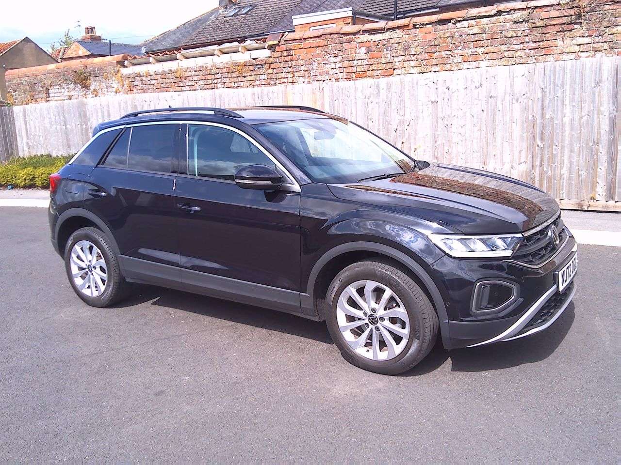 A 2022 VOLKSWAGEN T-ROC 1.0 TSI Life SUV 5dr Petrol Manual Euro 6 (s/s) (110 ps) CLIMATE CONTROL+CR A 2022 VOLKSWAGEN T-ROC 1.0 TSI Life SUV 5dr Petrol Manual Euro 6 (s/s) (110 ps) CLIMATE CONTROL+CR