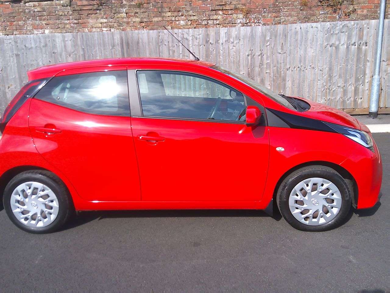 A 2019 TOYOTA AYGO 1.0 VVT-i x-play Hatchback 5dr Petrol Manual Euro 6 (71 ps) SERVICE, 12M MO A 2019 TOYOTA AYGO 1.0 VVT-i x-play Hatchback 5dr Petrol Manual Euro 6 (71 ps) SERVICE, 12M MO