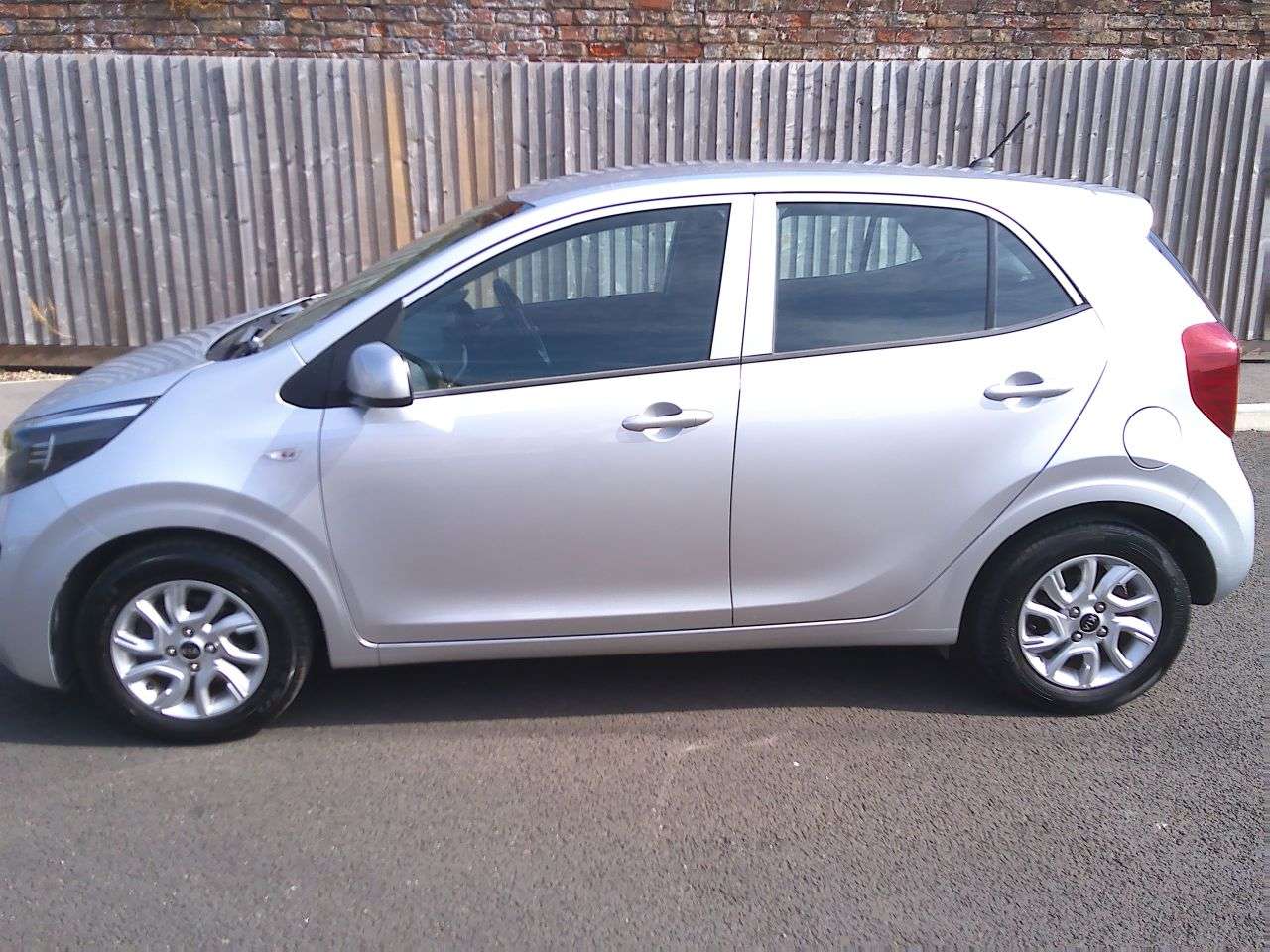 A 2017 KIA PICANTO 1.0 2 Hatchback 5dr Petrol Manual Euro 6 (66 bhp) FURTHER SERVICE & 6M WARR A 2017 KIA PICANTO 1.0 2 Hatchback 5dr Petrol Manual Euro 6 (66 bhp) FURTHER SERVICE & 6M WARR