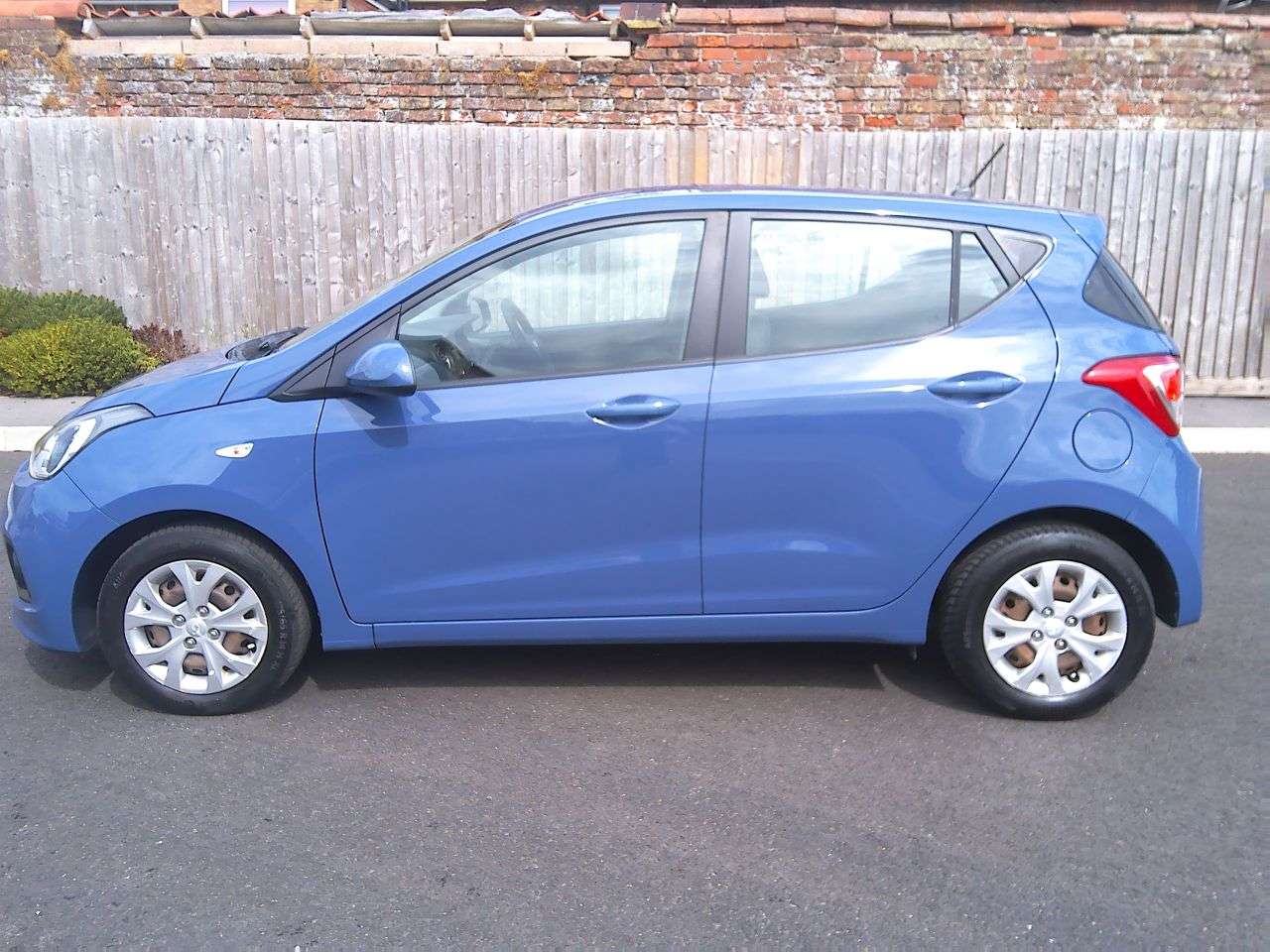 A 2016 HYUNDAI I10 1.0 SE Hatchback 5dr Petrol Manual Euro 5 (66 ps) SERVICE, 12M MOT & 6M WAR A 2016 HYUNDAI I10 1.0 SE Hatchback 5dr Petrol Manual Euro 5 (66 ps) SERVICE, 12M MOT & 6M WAR