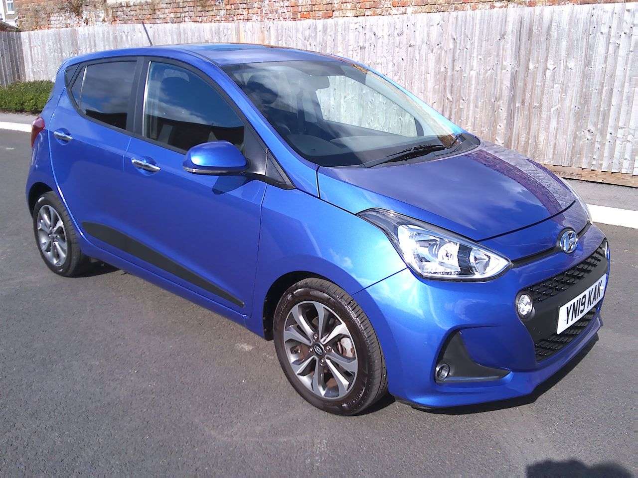 A 2019 HYUNDAI I10 1.2 Premium SE Hatchback 5dr Petrol Auto Euro 6 (87 ps) SERVICE, 12M MOT & A 2019 HYUNDAI I10 1.2 Premium SE Hatchback 5dr Petrol Auto Euro 6 (87 ps) SERVICE, 12M MOT &
