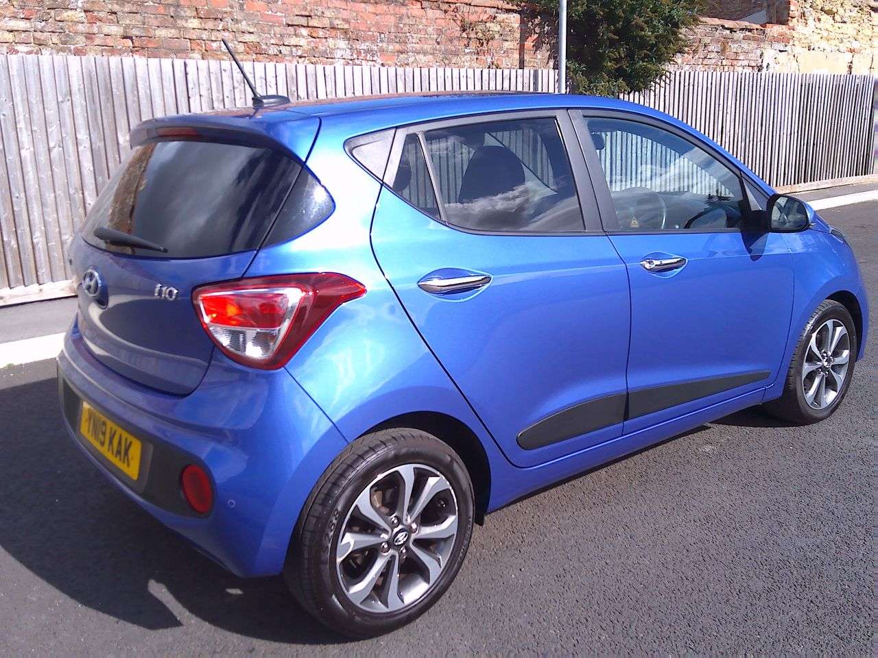 A 2019 HYUNDAI I10 1.2 Premium SE Hatchback 5dr Petrol Auto Euro 6 (87 ps) SERVICE, 12M MOT & A 2019 HYUNDAI I10 1.2 Premium SE Hatchback 5dr Petrol Auto Euro 6 (87 ps) SERVICE, 12M MOT &