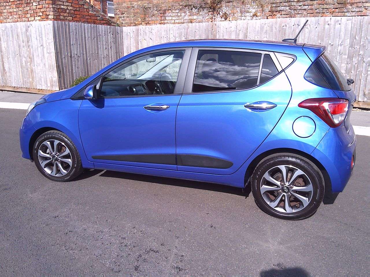 A 2019 HYUNDAI I10 1.2 Premium SE Hatchback 5dr Petrol Auto Euro 6 (87 ps) SERVICE, 12M MOT & A 2019 HYUNDAI I10 1.2 Premium SE Hatchback 5dr Petrol Auto Euro 6 (87 ps) SERVICE, 12M MOT &