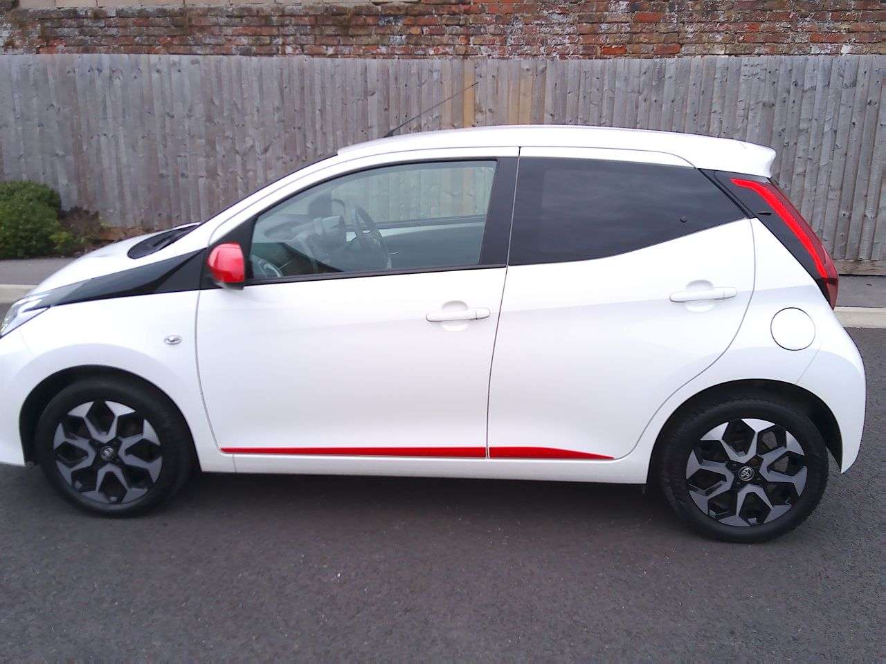 A 2021 TOYOTA AYGO 1.0 VVT-i x-trend Hatchback 5dr Petrol Manual Euro 6 (Safety Sense) (71 ps) A 2021 TOYOTA AYGO 1.0 VVT-i x-trend Hatchback 5dr Petrol Manual Euro 6 (Safety Sense) (71 ps)