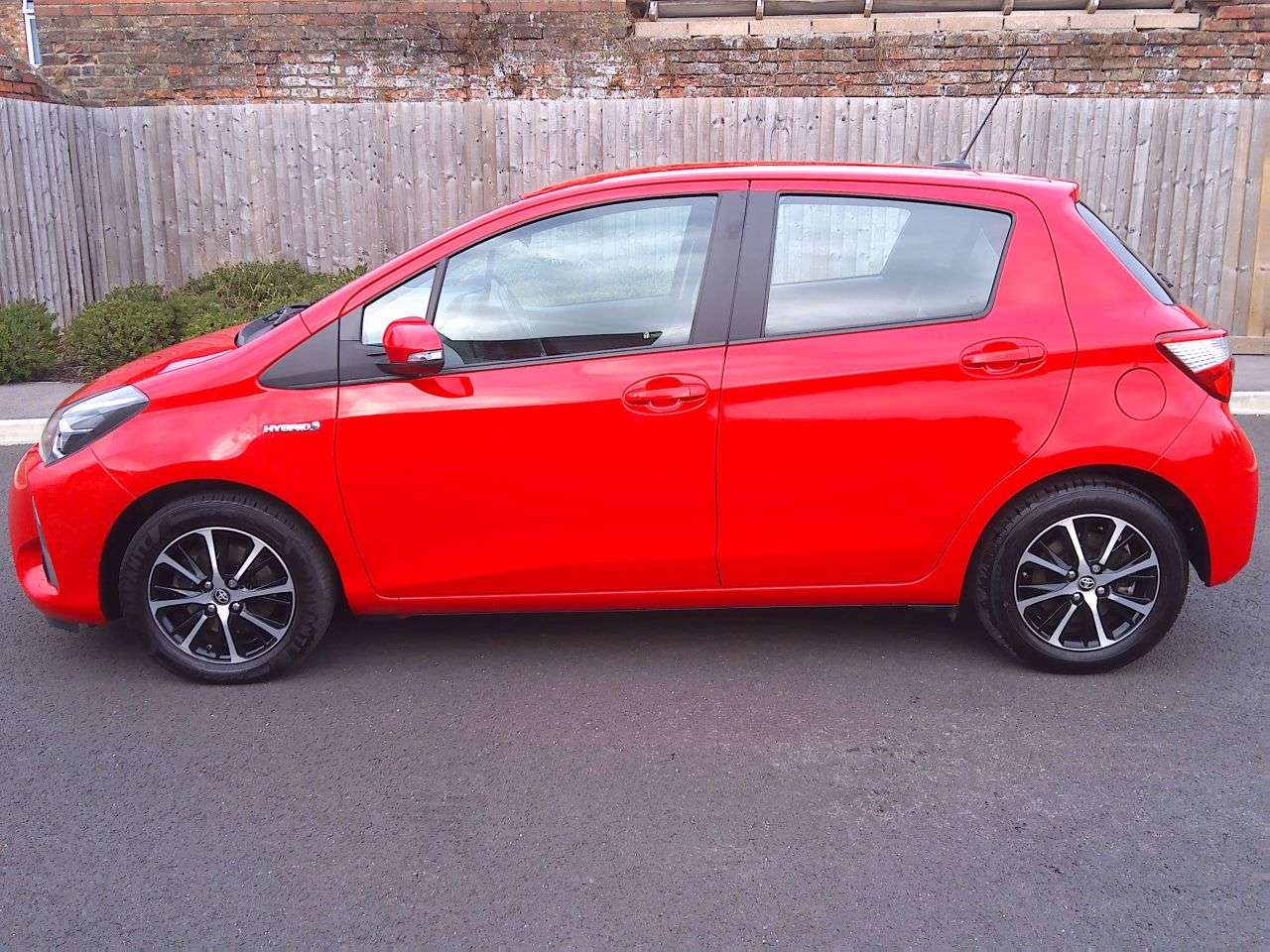 A 2019 TOYOTA YARIS 1.5 VVT-h Icon Tech Hatchback 5dr Petrol Hybrid E-CVT Euro 6 (s/s) (100 ps) A 2019 TOYOTA YARIS 1.5 VVT-h Icon Tech Hatchback 5dr Petrol Hybrid E-CVT Euro 6 (s/s) (100 ps)