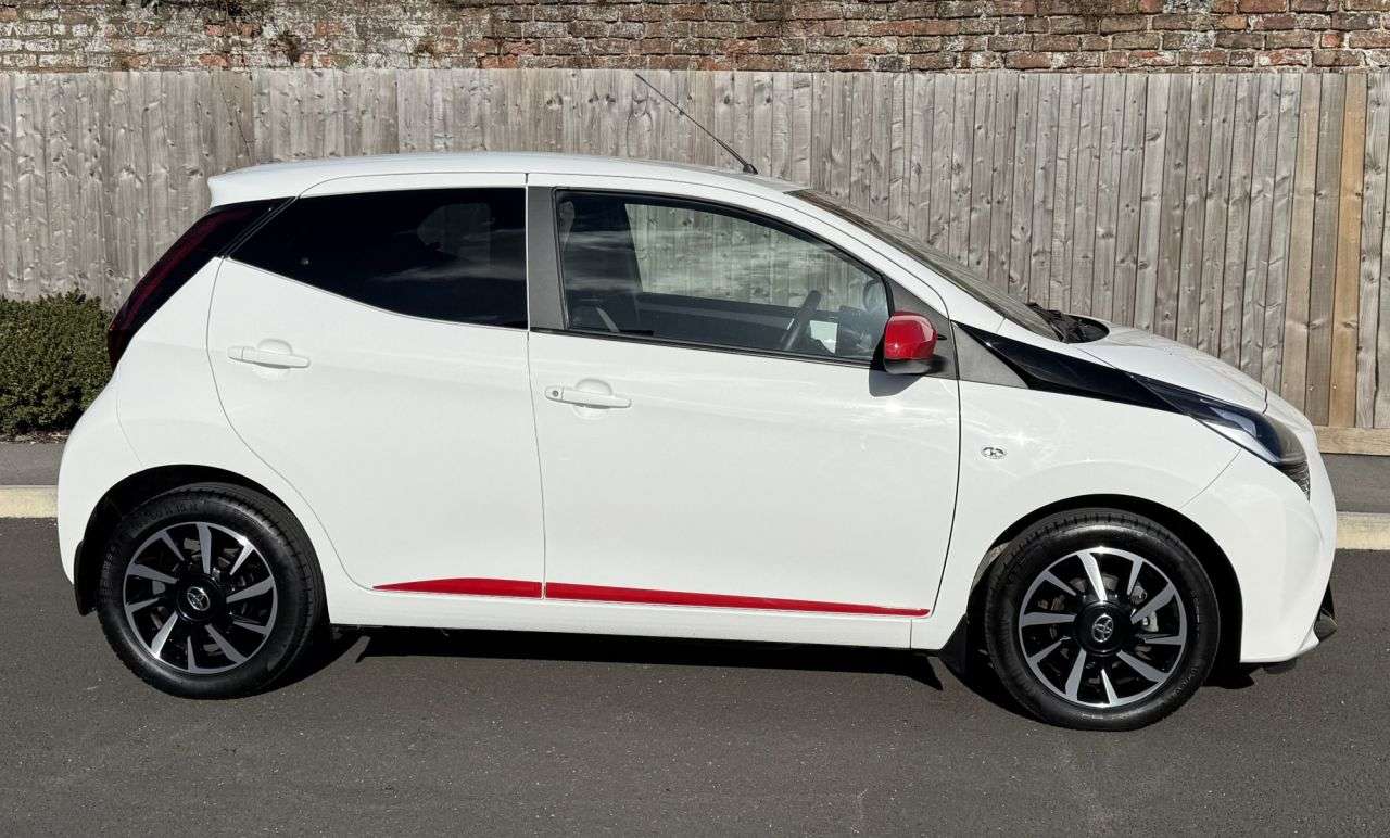 A 2021 TOYOTA AYGO 1.0 VVT-i x-trend Hatchback 5dr Petrol Manual Euro 6 (s/s) (71 ps) V LOW MI A 2021 TOYOTA AYGO 1.0 VVT-i x-trend Hatchback 5dr Petrol Manual Euro 6 (s/s) (71 ps) V LOW MI
