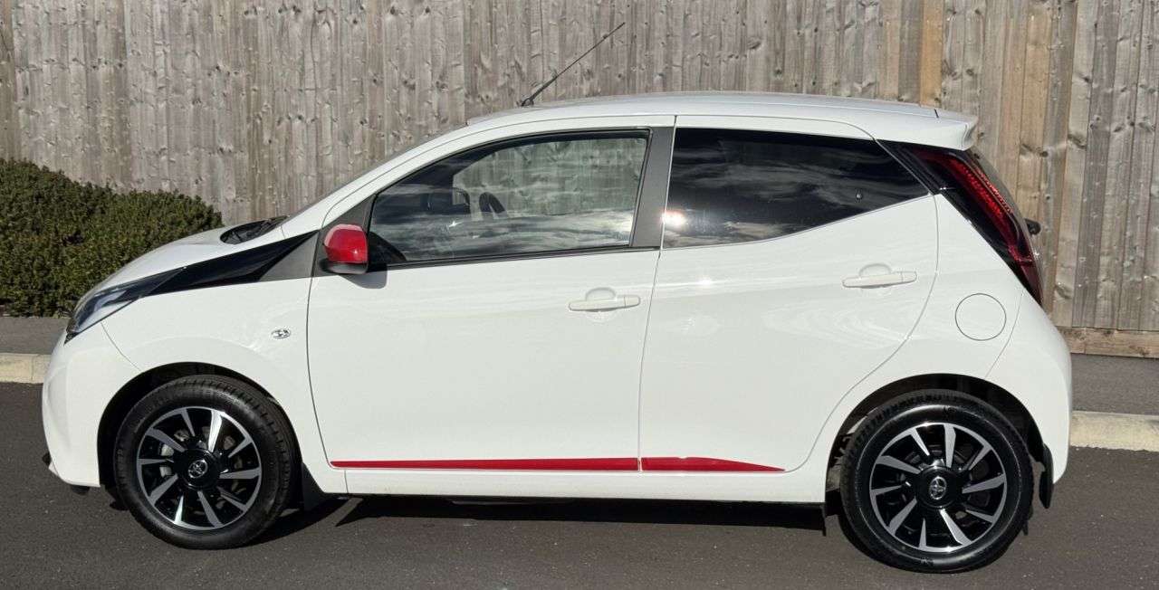 A 2021 TOYOTA AYGO 1.0 VVT-i x-trend Hatchback 5dr Petrol Manual Euro 6 (s/s) (71 ps) V LOW MI A 2021 TOYOTA AYGO 1.0 VVT-i x-trend Hatchback 5dr Petrol Manual Euro 6 (s/s) (71 ps) V LOW MI