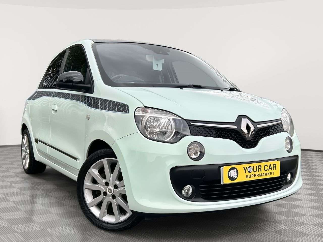 A 2018 RENAULT TWINGO 0.9 TCe ENERGY Iconic Hatchback 5dr Petrol Manual Euro 6 (s/s) (90 ps) A 2018 RENAULT TWINGO 0.9 TCe ENERGY Iconic Hatchback 5dr Petrol Manual Euro 6 (s/s) (90 ps)