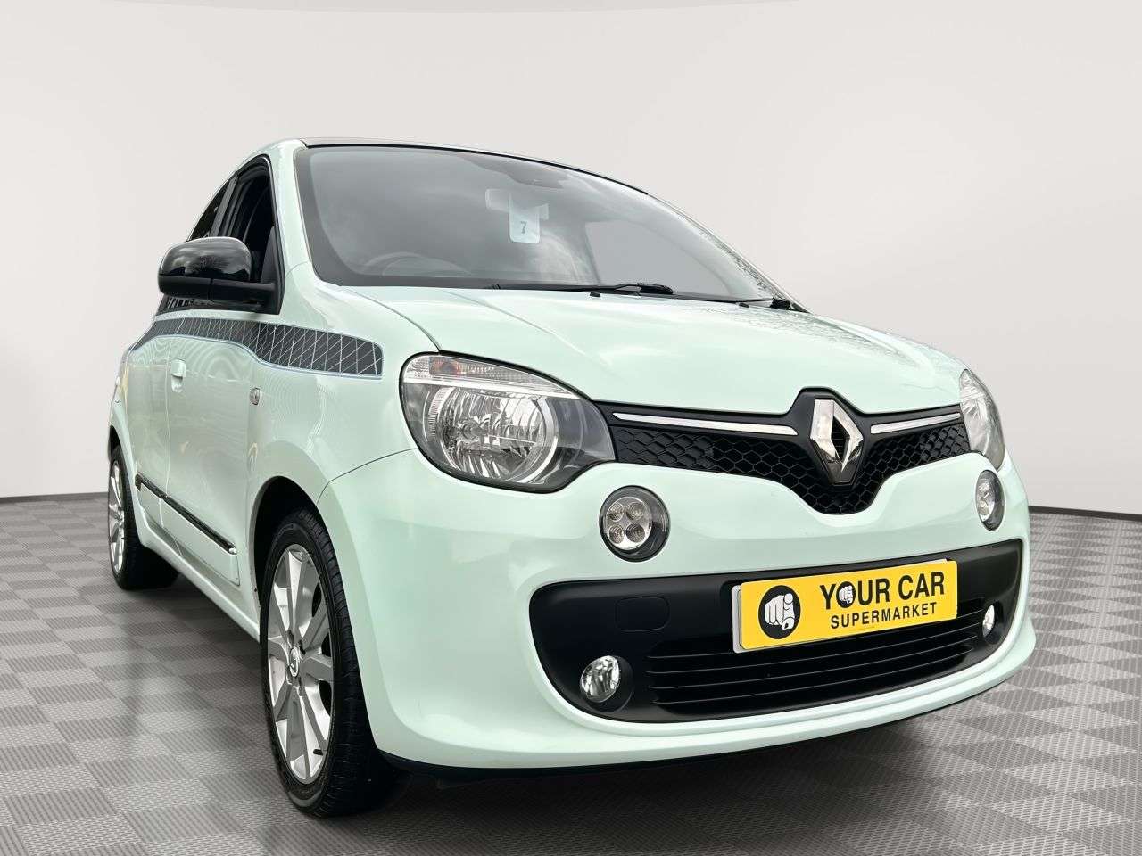 A 2018 RENAULT TWINGO 0.9 TCe ENERGY Iconic Hatchback 5dr Petrol Manual Euro 6 (s/s) (90 ps) A 2018 RENAULT TWINGO 0.9 TCe ENERGY Iconic Hatchback 5dr Petrol Manual Euro 6 (s/s) (90 ps)