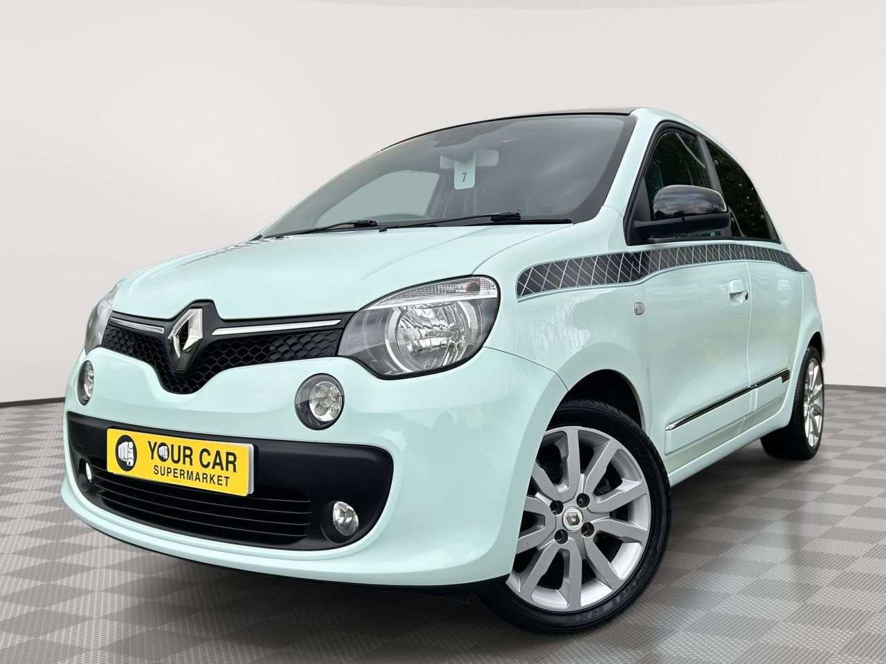 A 2018 RENAULT TWINGO 0.9 TCe ENERGY Iconic Hatchback 5dr Petrol Manual Euro 6 (s/s) (90 ps) A 2018 RENAULT TWINGO 0.9 TCe ENERGY Iconic Hatchback 5dr Petrol Manual Euro 6 (s/s) (90 ps)