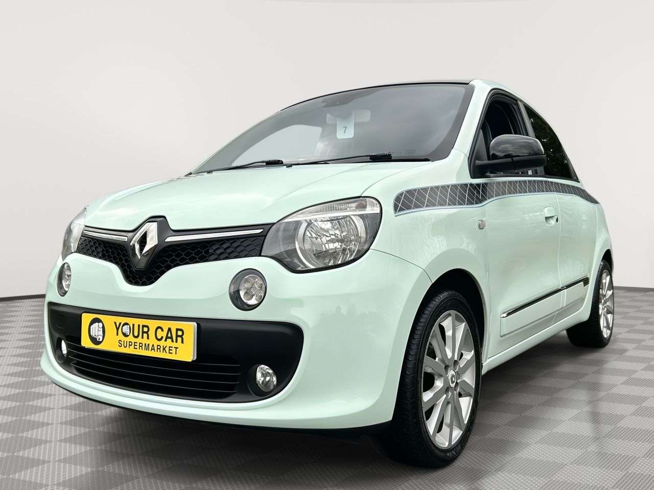 A 2018 RENAULT TWINGO 0.9 TCe ENERGY Iconic Hatchback 5dr Petrol Manual Euro 6 (s/s) (90 ps) A 2018 RENAULT TWINGO 0.9 TCe ENERGY Iconic Hatchback 5dr Petrol Manual Euro 6 (s/s) (90 ps)