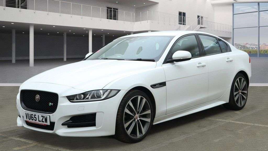 A 2015 JAGUAR XE 2.0d R-Sport Saloon 4dr Diesel Auto Euro 6 (s/s) (180 ps) A 2015 JAGUAR XE 2.0d R-Sport Saloon 4dr Diesel Auto Euro 6 (s/s) (180 ps)