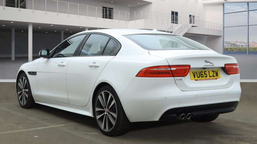 A 2015 JAGUAR XE 2.0d R-Sport Saloon 4dr Diesel Auto Euro 6 (s/s) (180 ps) A 2015 JAGUAR XE 2.0d R-Sport Saloon 4dr Diesel Auto Euro 6 (s/s) (180 ps)