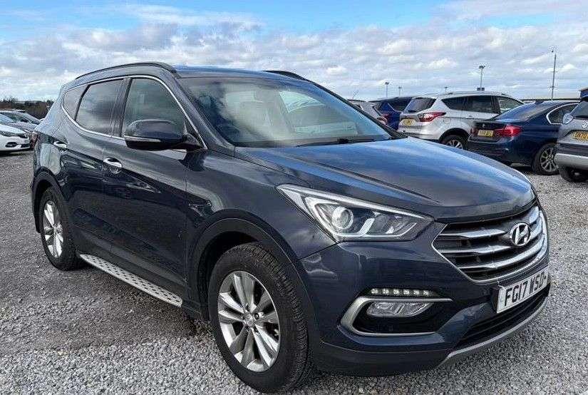 A 2017 HYUNDAI SANTA FE 2.2 CRDi Blue Drive Premium SUV 5dr Diesel Manual 4WD Euro 6 (s/s) (200 ps) A 2017 HYUNDAI SANTA FE 2.2 CRDi Blue Drive Premium SUV 5dr Diesel Manual 4WD Euro 6 (s/s) (200 ps)