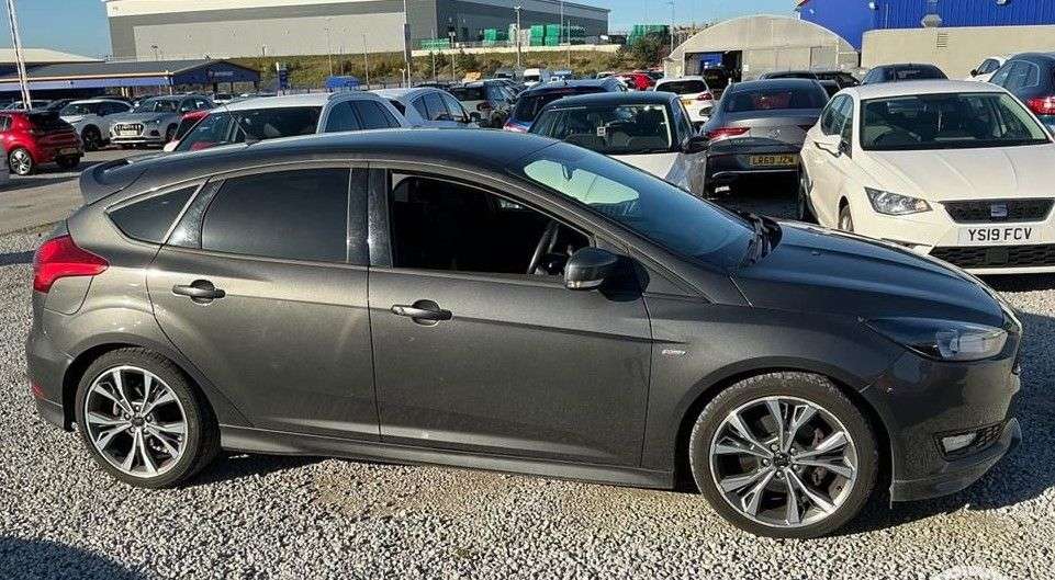 A 2017 FORD FOCUS 1.5T EcoBoost ST-Line Hatchback 5dr Petrol Manual Euro 6 (s/s) (150 ps) A 2017 FORD FOCUS 1.5T EcoBoost ST-Line Hatchback 5dr Petrol Manual Euro 6 (s/s) (150 ps)