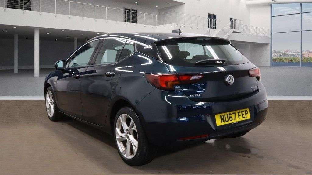 A 2017 VAUXHALL ASTRA 1.4i Turbo SRi Hatchback 5dr Petrol Manual Euro 6 (150 ps) A 2017 VAUXHALL ASTRA 1.4i Turbo SRi Hatchback 5dr Petrol Manual Euro 6 (150 ps)