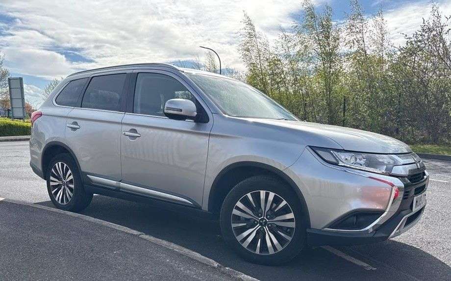 A 2019 MITSUBISHI OUTLANDER 2.0 MIVEC Juro SUV 5dr Petrol CVT 4WD Euro 6 (s/s) (150 ps) A 2019 MITSUBISHI OUTLANDER 2.0 MIVEC Juro SUV 5dr Petrol CVT 4WD Euro 6 (s/s) (150 ps)