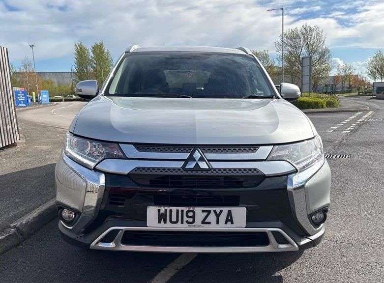 A 2019 MITSUBISHI OUTLANDER 2.0 MIVEC Juro SUV 5dr Petrol CVT 4WD Euro 6 (s/s) (150 ps) A 2019 MITSUBISHI OUTLANDER 2.0 MIVEC Juro SUV 5dr Petrol CVT 4WD Euro 6 (s/s) (150 ps)
