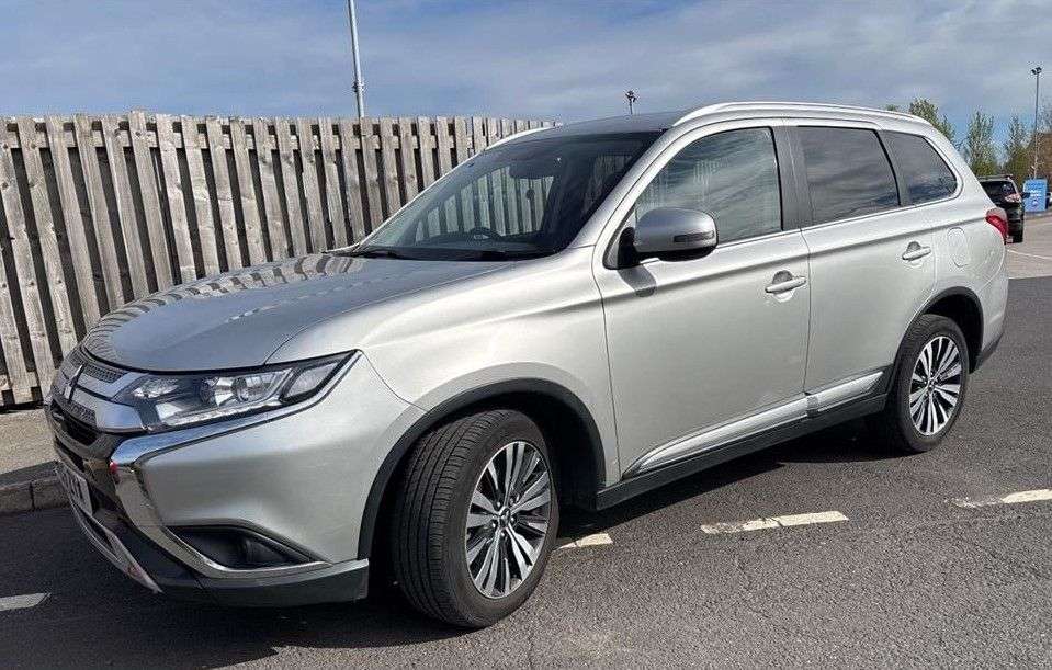 A 2019 MITSUBISHI OUTLANDER 2.0 MIVEC Juro SUV 5dr Petrol CVT 4WD Euro 6 (s/s) (150 ps) A 2019 MITSUBISHI OUTLANDER 2.0 MIVEC Juro SUV 5dr Petrol CVT 4WD Euro 6 (s/s) (150 ps)