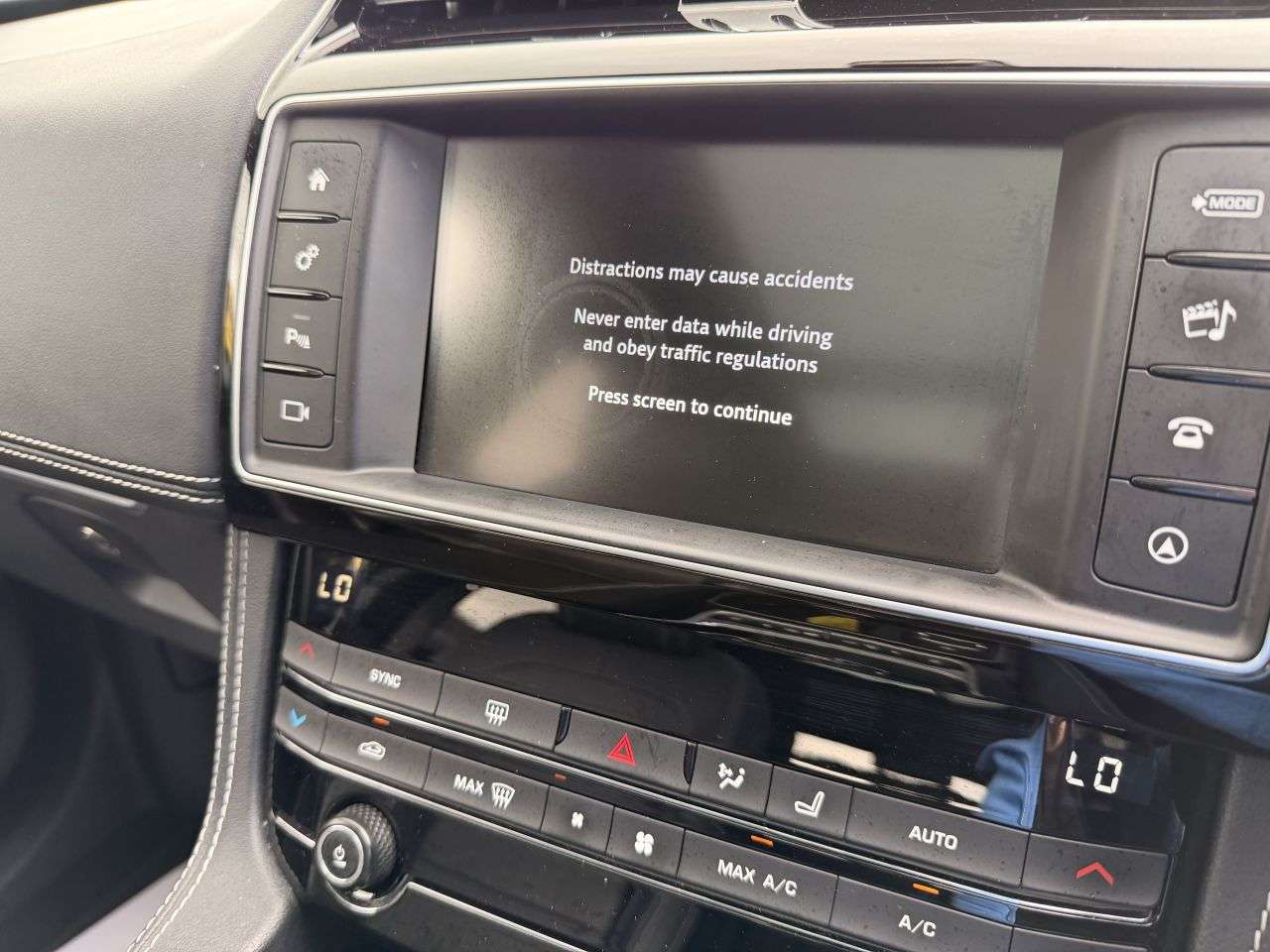 2017 JAGUAR F-PACE 2017 JAGUAR F-PACE