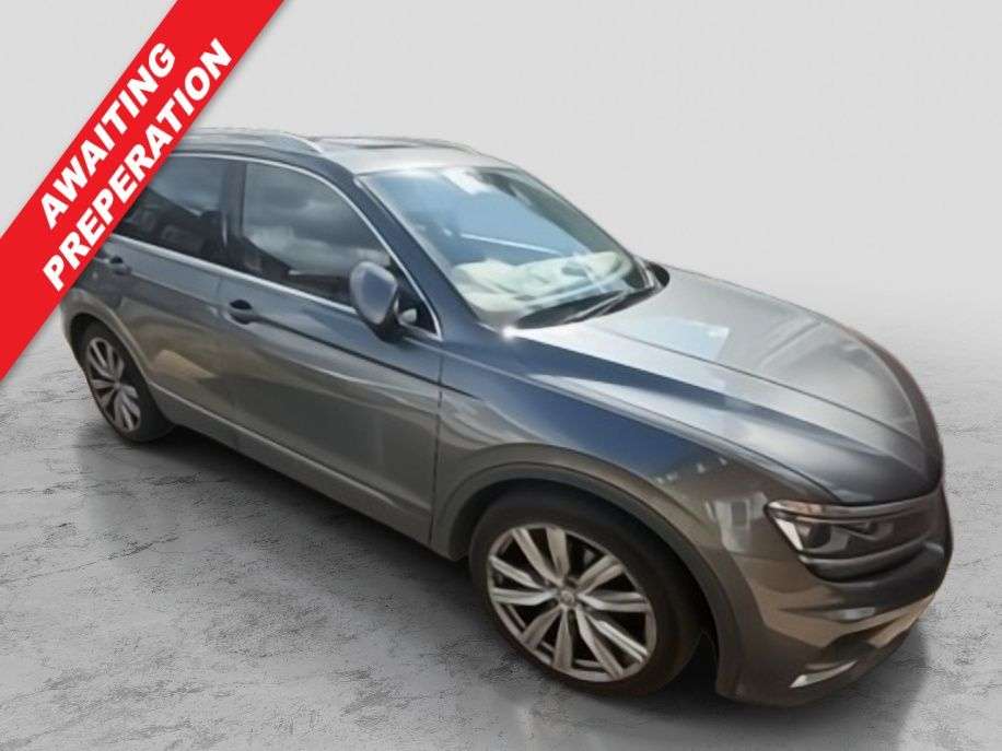 A 2017 VOLKSWAGEN TIGUAN 2.0 TDI BlueMotion Tech SEL SUV 5dr Diesel Manual Euro 6 (s/s) (150 ps) A 2017 VOLKSWAGEN TIGUAN 2.0 TDI BlueMotion Tech SEL SUV 5dr Diesel Manual Euro 6 (s/s) (150 ps)