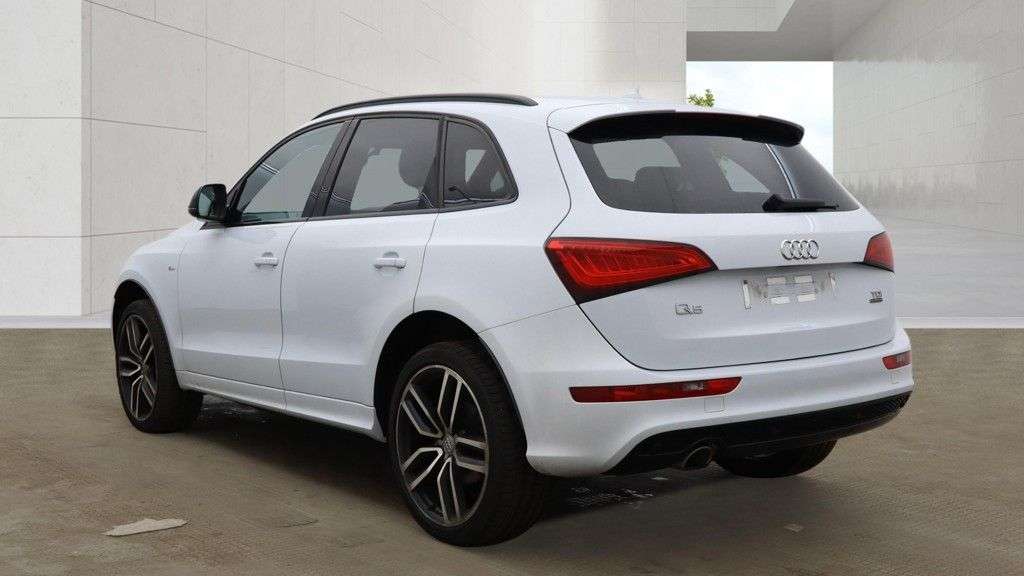A 2016 AUDI Q5 2.0 TDI S line Plus SUV 5dr Diesel S Tronic quattro Euro 6 (s/s) (190 ps) 2 A 2016 AUDI Q5 2.0 TDI S line Plus SUV 5dr Diesel S Tronic quattro Euro 6 (s/s) (190 ps) 2