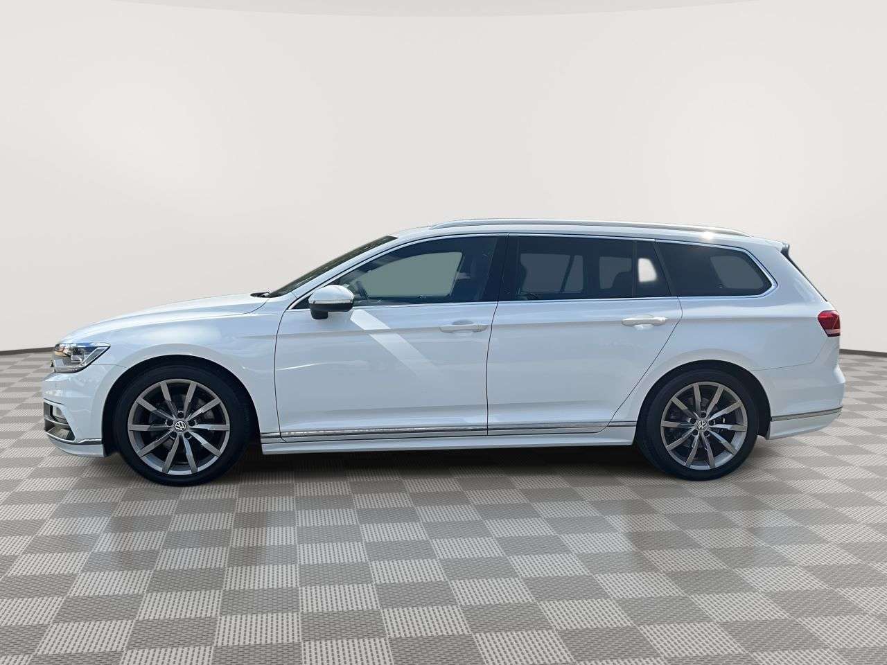 A 2018 VOLKSWAGEN PASSAT 1.4 TSI R-Line Estate 5dr Petrol Manual Euro 6 (s/s) (150 ps) PAN ROOF / HE A 2018 VOLKSWAGEN PASSAT 1.4 TSI R-Line Estate 5dr Petrol Manual Euro 6 (s/s) (150 ps) PAN ROOF / HE