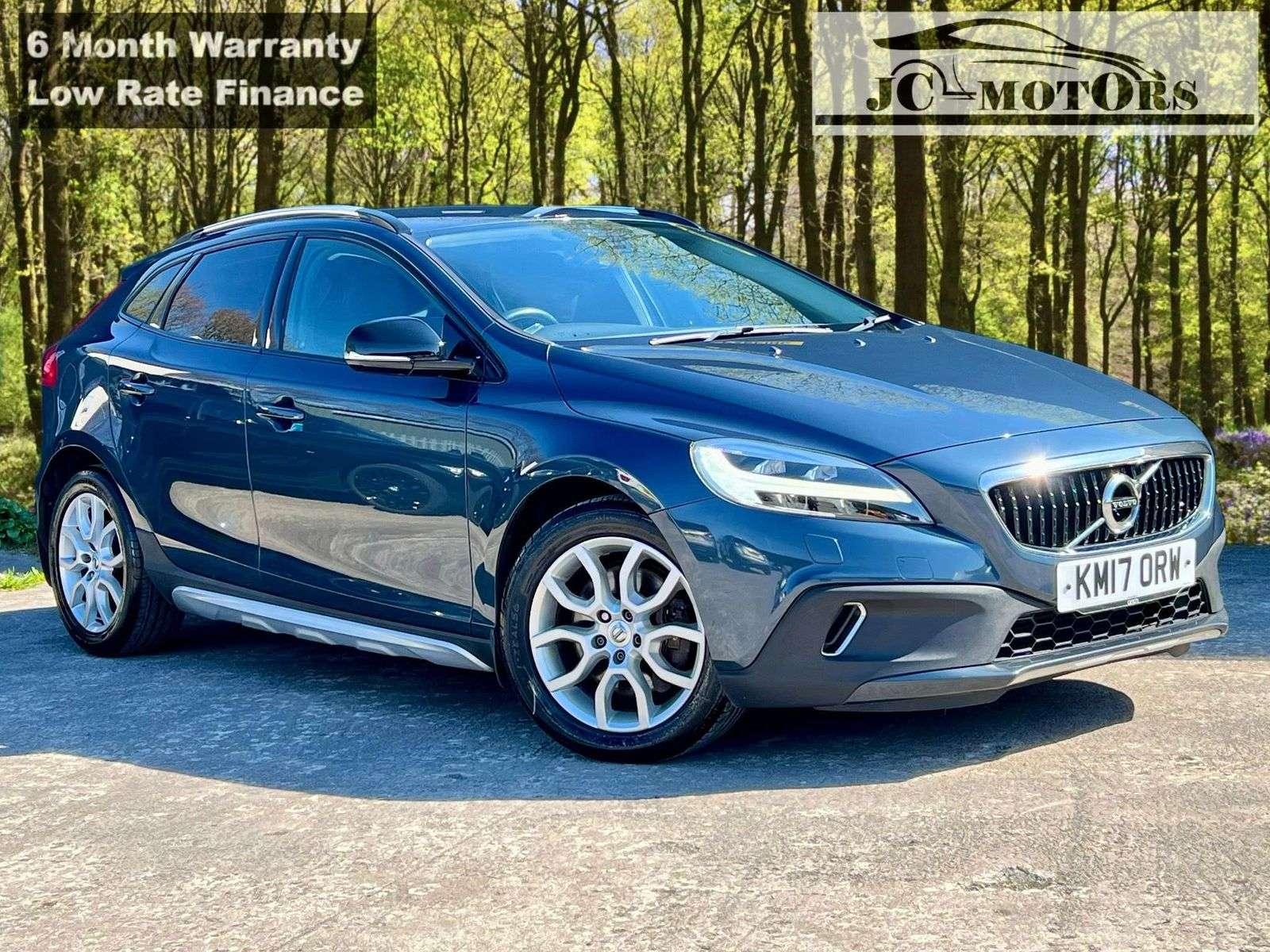 A 2017 VOLVO V40 CROSS COUNTRY 2.0 D2 Pro Hatchback 5dr Diesel Manual Euro 6 (s/s) (120 ps) A 2017 VOLVO V40 CROSS COUNTRY 2.0 D2 Pro Hatchback 5dr Diesel Manual Euro 6 (s/s) (120 ps)