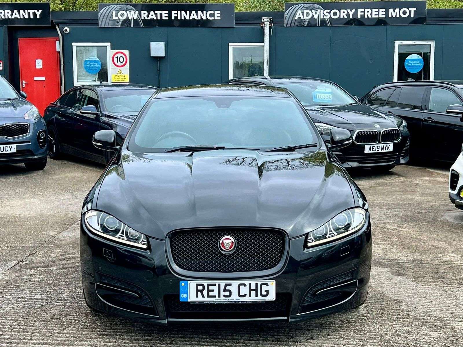 A 2015 JAGUAR XF 2.2d R-Sport Black Saloon 4dr Diesel Auto Euro 5 (s/s) (200 ps) A 2015 JAGUAR XF 2.2d R-Sport Black Saloon 4dr Diesel Auto Euro 5 (s/s) (200 ps)