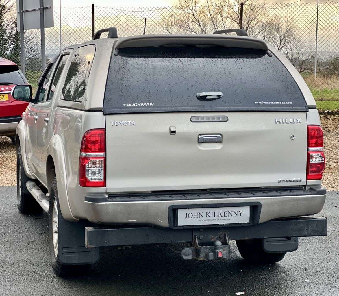 A 2014 TOYOTA HI-LUX 3.0 D-4D Invincible Pickup Double Cab 4dr Diesel Auto 4WD Euro 5 (171 ps) A 2014 TOYOTA HI-LUX 3.0 D-4D Invincible Pickup Double Cab 4dr Diesel Auto 4WD Euro 5 (171 ps)