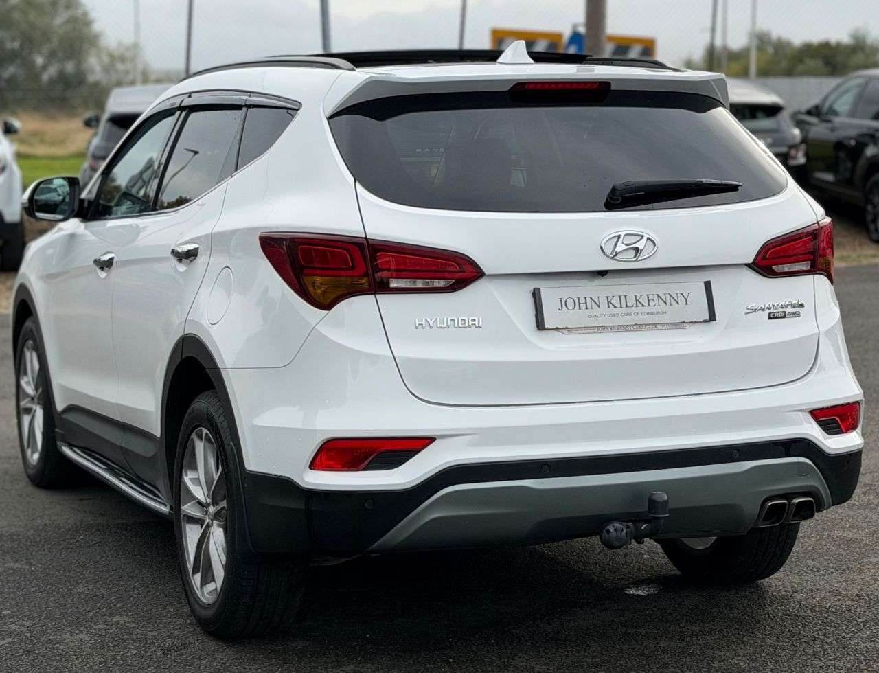 A 2017 HYUNDAI SANTA FE 2.2 CRDi Blue Drive Premium SE SUV 5dr Diesel Auto 4WD Euro 6 (s/s) (7 Seat A 2017 HYUNDAI SANTA FE 2.2 CRDi Blue Drive Premium SE SUV 5dr Diesel Auto 4WD Euro 6 (s/s) (7 Seat