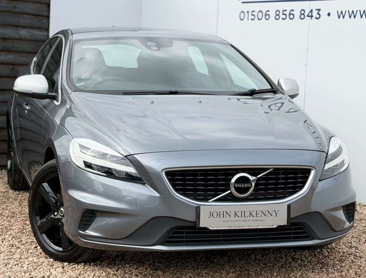 A 2016 VOLVO V40 2.0 T2 R-Design Hatchback 5dr Petrol Manual Euro 6 (s/s) (122 ps) A 2016 VOLVO V40 2.0 T2 R-Design Hatchback 5dr Petrol Manual Euro 6 (s/s) (122 ps)
