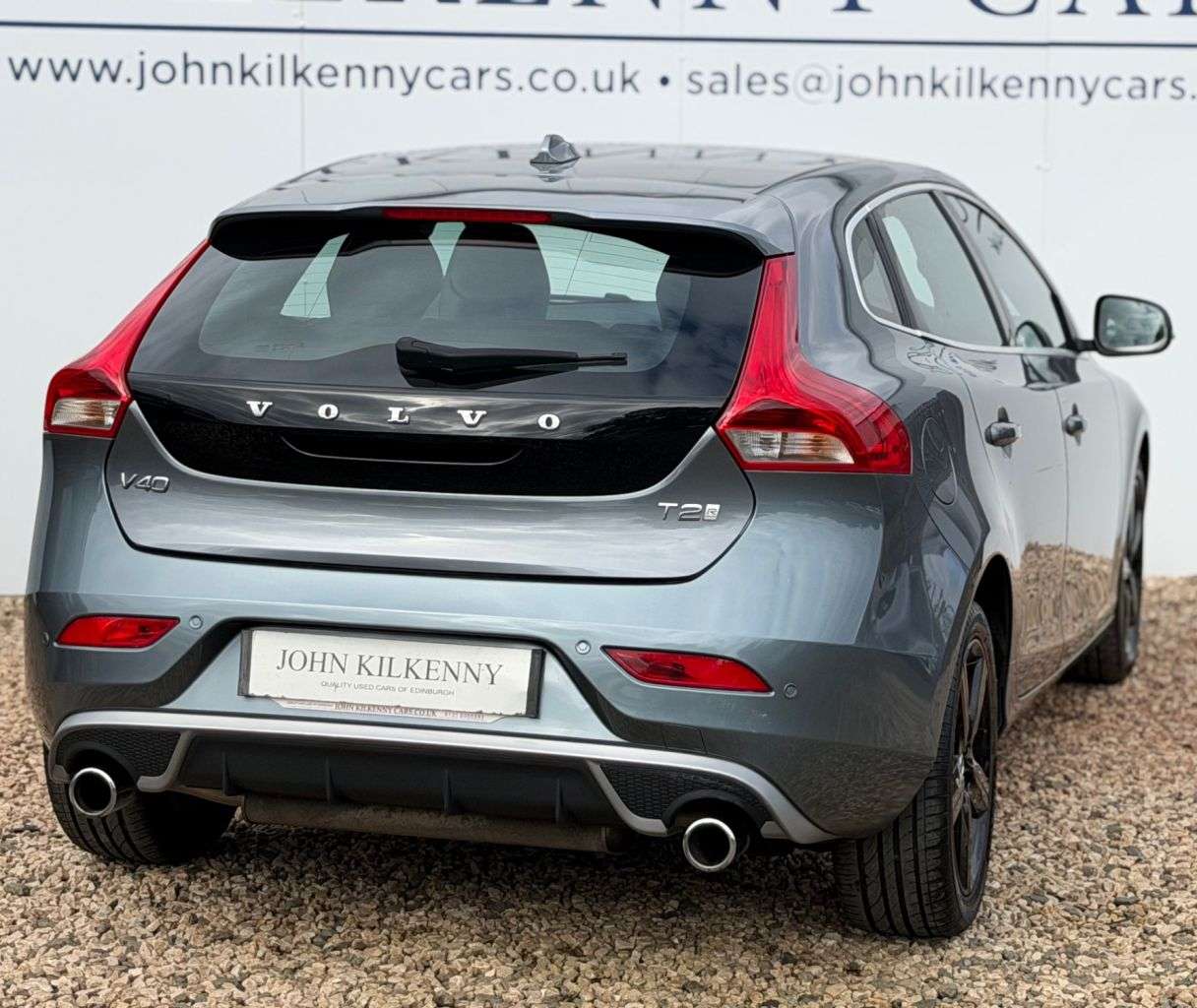 2016 VOLVO V40 2016 VOLVO V40