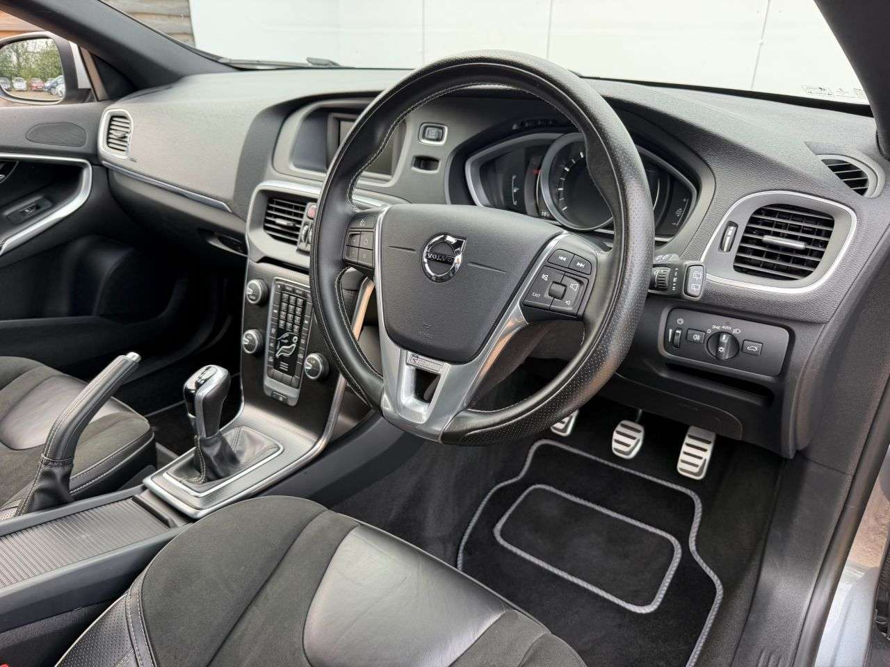 2016 VOLVO V40 2016 VOLVO V40