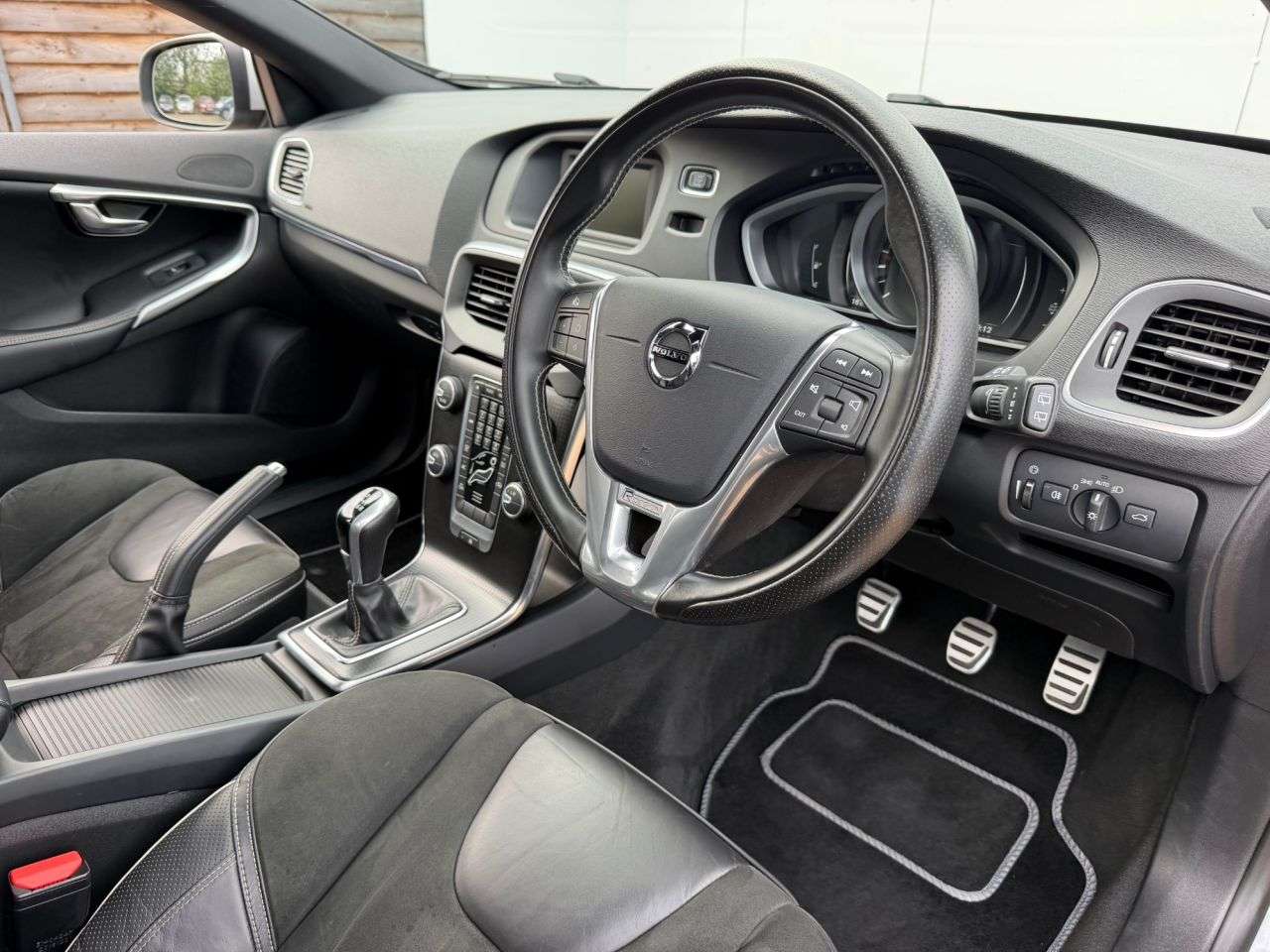 2016 VOLVO V40 2016 VOLVO V40