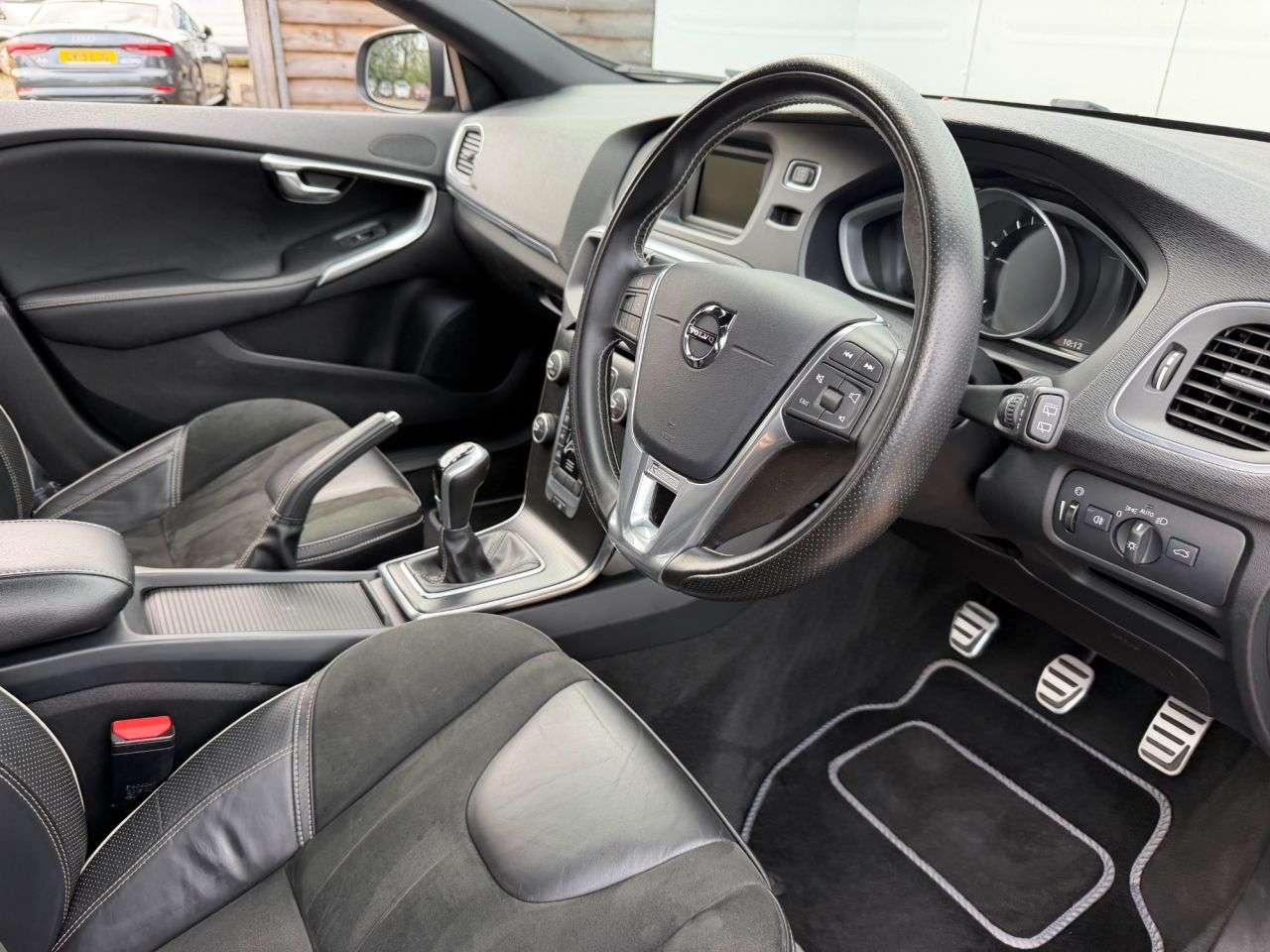 2016 VOLVO V40 2016 VOLVO V40