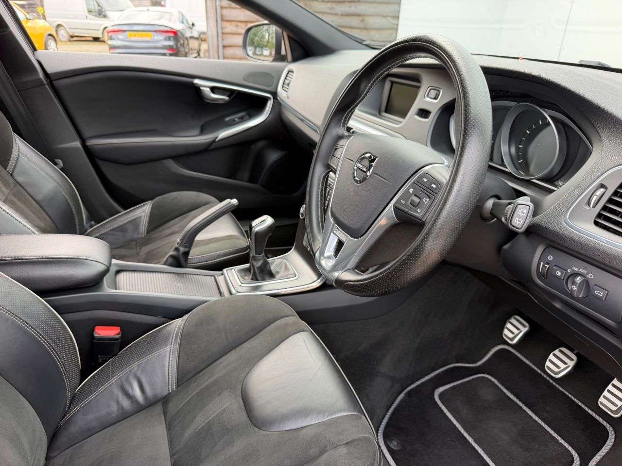 2016 VOLVO V40 2016 VOLVO V40
