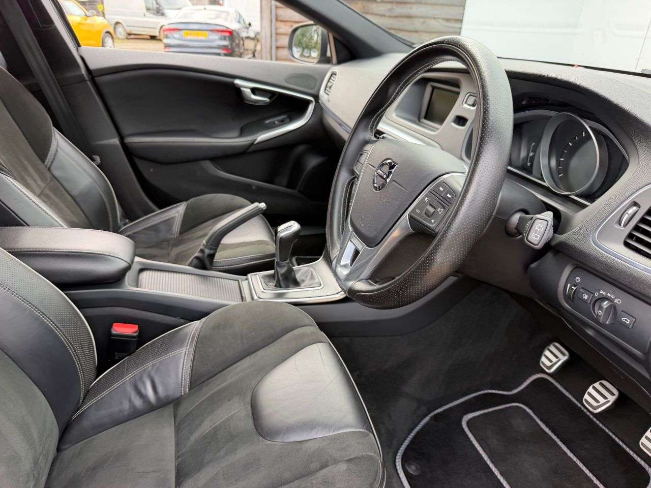 2016 VOLVO V40 2016 VOLVO V40