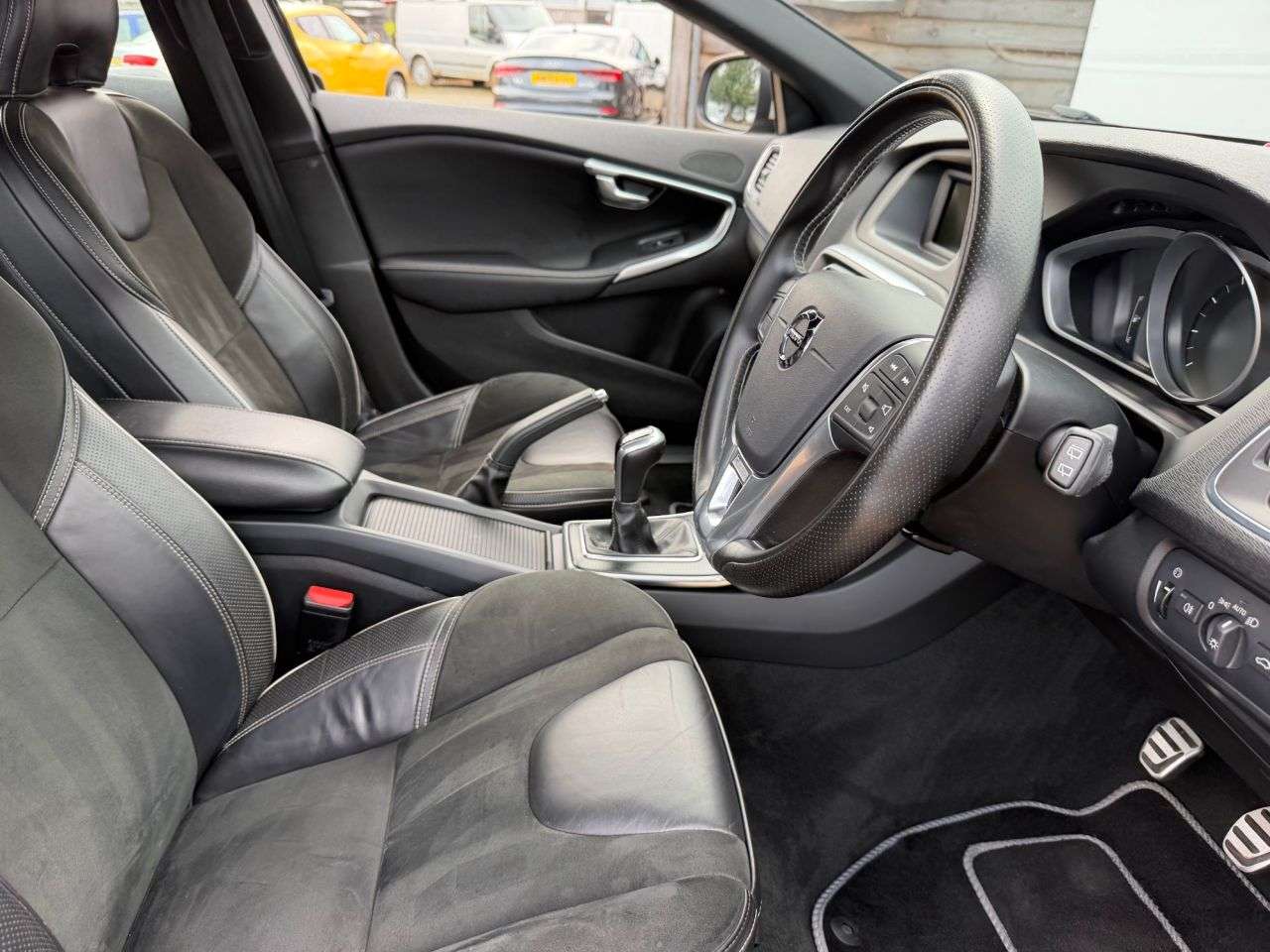 2016 VOLVO V40 2016 VOLVO V40