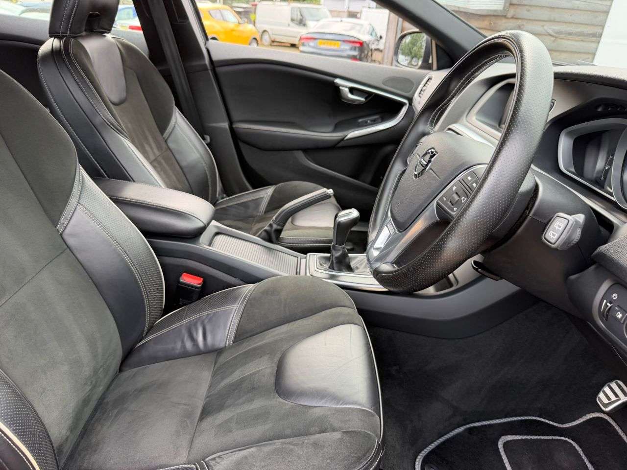 2016 VOLVO V40 2016 VOLVO V40